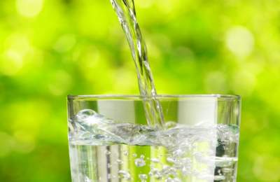 Диетологи подсказали, как научиться пить много воды