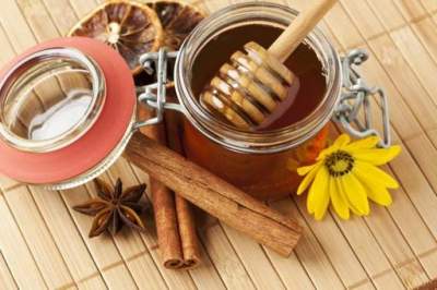 Медики назвали приправу, которую полезно добавлять в мед