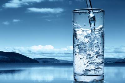 Диетологи объяснили, помогает ли вода сбросить вес