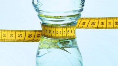 Ученые выяснили, какая связь между питьем и снижением веса